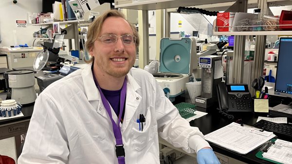 Medical Professional Levi in a Vitalant lab